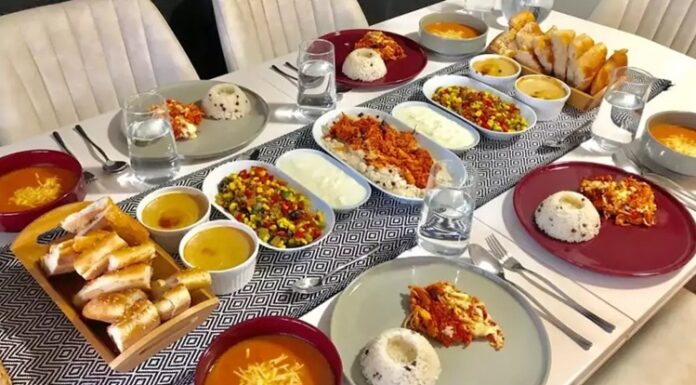 Türk kültüründe misafirlik, günlük hayatın sıradan bir parçası değil; özen, dikkat ve gönül alma üzerine kurulu köklü bir değerdir. Bu değerin en somut yansımalarından biri olan yatılı misafir yemeği, yalnızca karın doyurmayı değil, misafiri evin bir parçası gibi hissettirmeyi amaçlar. Günlük sofralardan farklı olarak daha planlı, daha çeşitli ve daha düşünülmüş olan bu yemekler, ev sahibinin misafire verdiği önemin sessiz bir ifadesidir. Konulu bir haber görseli.