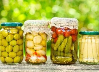 Anadolu mutfak kültürünün en köklü alışkanlıklarından biri olan konserveleme geleneği, geçmişten günümüze uzanan güçlü bir birikimi temsil eder. Mevsiminde bol bulunan ürünlerin daha sonra tüketilmek üzere saklanması fikri, hem ihtiyaçtan hem de doğayla uyumlu yaşam anlayışından doğmuştur. Konserveleme, yalnızca bir saklama yöntemi değil; sabır, emek ve planlamanın birleştiği kültürel bir süreçtir. Konulu bir haber görseli.