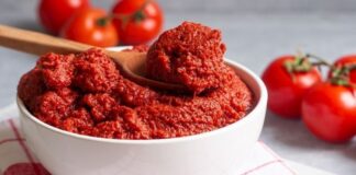 Türk mutfağının temel taşlarından biri olan salça yapımı, sadece bir mutfak hazırlığı değil, aynı zamanda köklü bir kültürün yaşatılması anlamına gelir. Sofralarda yer alan pek çok yemeğin lezzetini belirleyen salça, özellikle ev yapımı olduğunda ayrı bir değer kazanır. Yaz aylarının sonlarına doğru başlayan bu telaşlı ama bir o kadar da keyifli süreç, nesiller boyunca aktarılan bir alışkanlık olarak bugün hâlâ canlılığını korur. Konulu bir haber görseli.