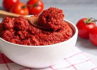 Türk mutfağının temel taşlarından biri olan salça yapımı, sadece bir mutfak hazırlığı değil, aynı zamanda köklü bir kültürün yaşatılması anlamına gelir. Sofralarda yer alan pek çok yemeğin lezzetini belirleyen salça, özellikle ev yapımı olduğunda ayrı bir değer kazanır. Yaz aylarının sonlarına doğru başlayan bu telaşlı ama bir o kadar da keyifli süreç, nesiller boyunca aktarılan bir alışkanlık olarak bugün hâlâ canlılığını korur. Konulu bir haber görseli.