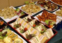 Toplumların evlilik anlayışı, yalnızca iki insanın birlikteliğini değil, ailelerin ve çevrenin bu birlikteliği kabul ediş biçimini de kapsar. Bu kabulün en somut göstergelerinden biri olan Nişan Sofrası, evlilik yolunda atılan önemli bir adımı temsil eder. Nişan, sözlü bir vaat olmanın ötesine geçerek toplumsal bir duyuru niteliği kazanırken, kurulan sofra bu duyurunun en zarif ifadesi olur. Konulu bir haber görseli.