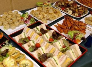 Toplumların evlilik anlayışı, yalnızca iki insanın birlikteliğini değil, ailelerin ve çevrenin bu birlikteliği kabul ediş biçimini de kapsar. Bu kabulün en somut göstergelerinden biri olan Nişan Sofrası, evlilik yolunda atılan önemli bir adımı temsil eder. Nişan, sözlü bir vaat olmanın ötesine geçerek toplumsal bir duyuru niteliği kazanırken, kurulan sofra bu duyurunun en zarif ifadesi olur. Konulu bir haber görseli.