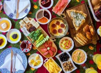 Türk kültüründe evlilik süreci yalnızca iki insanın hayatını birleştirmesi değil, aynı zamanda ailelerin ve çevrenin ortaklaştığı geniş bir toplumsal ritüeldir. Bu sürecin en zarif ve samimi adımlarından biri olan Çeyiz Kahvaltısı, hem paylaşım hem de tanışma odaklı bir gelenek olarak dikkat çeker. Gösterişten uzak ama anlam yüklü bu sofralar, evlilik hazırlıklarının duygusal yönünü ön plana çıkarır. Konulu bir haber görseli.