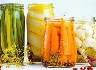 Fermente ürünler, tarih boyunca hem beslenme kültürü hem de gıda saklama yöntemleri açısından büyük bir öneme sahip olmuştur. Fermentasyon, gıdaların doğal süreçlerle korunmasını ve besin değerinin artmasını sağlar. Özellikle peynir, yoğurt, turşu ve kefir gibi fermente gıdalar, hem Anadolu hem de dünya mutfaklarında nesiller boyunca sofralara taşınmıştır. Bu durum, geleneksel yemek kültürü ile modern beslenme anlayışını birleştiren bir köprü oluşturur. Konulu bir haber görseli.