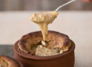 Kış mevsiminde sofraların vazgeçilmez tatlıları arasında yer alan fırın helva, hem pratik hazırlanışı hem de yumuşacık dokusuyla dikkat çekiyor. Özellikle balık restoranlarında yemek sonrası sunulan bu tatlı, lezzetinin yanı sıra sıcak servis ediliyor olmasıyla da öne çıkıyor. Geleneksel mutfaklarda helva kültürü oldukça köklü bir geçmişe sahipken, fırınlanarak yapılan versiyonu son yıllarda daha fazla tercih edilmeye başladı. Konulu bir haber görseli.