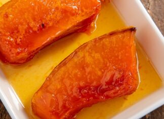 Son yıllarda sağlıklı tatlılara olan ilginin artmasıyla birlikte fırın kabak tatlısı yeniden gündemde. Türk mutfağının köklü tatlıları arasında yer alan bu lezzet, özellikle kış aylarında sofraların vazgeçilmezlerinden biri olmaya devam ediyor. Hem hafif hem de besin değeri yüksek olması, tatlının tercih edilmesinde önemli bir etken olarak öne çıkıyor. Konulu bir haber görseli.