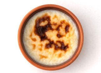 Türk mutfağının en sevilen sütlü tatlılarından biri olan fırın sütlaç, son dönemde hem ev yapımı tariflerde hem de pastanelerin vitrinlerinde yeniden popülerlik kazandı. Özellikle hafif yapısı, sütlü dokusu ve kendine özgü kızarmış yüzeyiyle damaklarda iz bırakan fırın sütlaç, geleneksel lezzetlere yönelen tüketicilerin ilgisini her geçen gün artırıyor. Sadece özel günlerde değil, günlük menülerin de vazgeçilmez tamamlayıcısı haline gelen tatlı, pek çok kişi tarafından hem nostaljik hem de modern bir tat olarak tanımlanıyor. Konulu bir haber görseli.