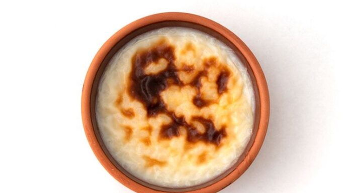 Türk mutfağının en sevilen sütlü tatlılarından biri olan fırın sütlaç, son dönemde hem ev yapımı tariflerde hem de pastanelerin vitrinlerinde yeniden popülerlik kazandı. Özellikle hafif yapısı, sütlü dokusu ve kendine özgü kızarmış yüzeyiyle damaklarda iz bırakan fırın sütlaç, geleneksel lezzetlere yönelen tüketicilerin ilgisini her geçen gün artırıyor. Sadece özel günlerde değil, günlük menülerin de vazgeçilmez tamamlayıcısı haline gelen tatlı, pek çok kişi tarafından hem nostaljik hem de modern bir tat olarak tanımlanıyor. Konulu bir haber görseli.