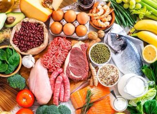 Flexitarian beslenme, son yıllarda katı diyet kurallarından uzak durmak isteyen bireyler arasında giderek daha fazla ilgi görmektedir. Bu yaklaşım, ağırlıklı olarak bitki temelli beslenmeyi benimserken, hayvansal ürünleri tamamen hayatın dışına çıkarmadan dengeli bir yol izlemeyi hedefler. Flexitarian, hem sağlıklı beslenmek isteyen hem de sosyal ve kültürel alışkanlıklarından kopmak istemeyen kişiler için dikkat çekici bir seçenek olarak öne çıkmaktadır. Konulu bir haber görseli.