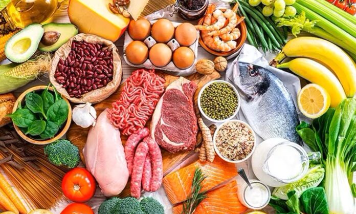 Flexitarian beslenme, son yıllarda katı diyet kurallarından uzak durmak isteyen bireyler arasında giderek daha fazla ilgi görmektedir. Bu yaklaşım, ağırlıklı olarak bitki temelli beslenmeyi benimserken, hayvansal ürünleri tamamen hayatın dışına çıkarmadan dengeli bir yol izlemeyi hedefler. Flexitarian, hem sağlıklı beslenmek isteyen hem de sosyal ve kültürel alışkanlıklarından kopmak istemeyen kişiler için dikkat çekici bir seçenek olarak öne çıkmaktadır. Konulu bir haber görseli.