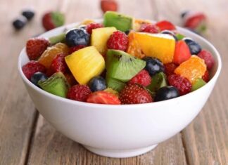 Fruitarian beslenme, son yıllarda alternatif beslenme yaklaşımları arasında en çok tartışılan ve merak edilen modellerden biri olarak öne çıkmaktadır. Temelinde doğaya minimum müdahale ile beslenme fikri bulunan bu yaklaşım, özellikle sade yaşam, etik tüketim ve farkındalık kavramlarıyla birlikte anılmaktadır. Fruitarian Beslenme, klasik vegan ve vejetaryen beslenmeden daha dar bir çerçeveye sahip olmasıyla dikkat çekmektedir. Konulu bir haber görseli.