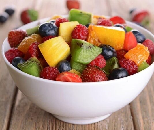 Fruitarian beslenme, son yıllarda alternatif beslenme yaklaşımları arasında en çok tartışılan ve merak edilen modellerden biri olarak öne çıkmaktadır. Temelinde doğaya minimum müdahale ile beslenme fikri bulunan bu yaklaşım, özellikle sade yaşam, etik tüketim ve farkındalık kavramlarıyla birlikte anılmaktadır. Fruitarian Beslenme, klasik vegan ve vejetaryen beslenmeden daha dar bir çerçeveye sahip olmasıyla dikkat çekmektedir. Konulu bir haber görseli.