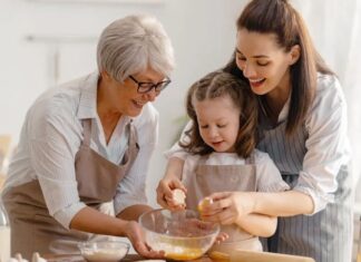 Türk mutfağının en güçlü taşıyıcılarından biri hiç şüphesiz büyükannelerin tarifleridir. Nesilden nesile aktarılan bu tarifler, yalnızca yemek yapma bilgisi değil; aynı zamanda kültür, sabır ve sevgi aktarımıdır. Ölçüsüz ama tam kıvamında yapılan yemekler, yazılı defterlerden çok hafızaya kazınmış lezzetler olarak bugüne ulaşır. Bir yemeğin “anne eli” ya da “nine eli” tadında olması ifadesi, aslında bu köklü geleneğin dildeki karşılığıdır. Konulu bir haber görseli.
