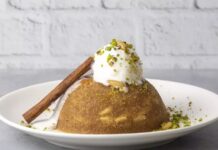 Türk mutfağının en köklü tatlılarından biri olan irmik helvası, yıllar içinde farklı yorumlarla sofralardaki yerini korurken dondurmalı irmik helvası bu dönüşümün en dikkat çekici örneklerinden biri olarak öne çıkıyor. Sıcak helvanın yoğun ve doyurucu yapısı ile dondurmanın serinletici etkisini bir araya getiren bu tatlı, hem geleneksel damak zevkine hitap ediyor hem de modern sunum anlayışıyla yeni nesil tüketicilerin ilgisini çekiyor. Özellikle restoran ve lokantalarda sıkça karşımıza çıkan bu lezzet, klasik bir tatlının nasıl yeniden yorumlanabileceğini gösteren güçlü bir örnek olarak kabul ediliyor. Konulu bir haber görseli.