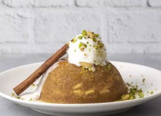 Türk mutfağının en köklü tatlılarından biri olan irmik helvası, yıllar içinde farklı yorumlarla sofralardaki yerini korurken dondurmalı irmik helvası bu dönüşümün en dikkat çekici örneklerinden biri olarak öne çıkıyor. Sıcak helvanın yoğun ve doyurucu yapısı ile dondurmanın serinletici etkisini bir araya getiren bu tatlı, hem geleneksel damak zevkine hitap ediyor hem de modern sunum anlayışıyla yeni nesil tüketicilerin ilgisini çekiyor. Özellikle restoran ve lokantalarda sıkça karşımıza çıkan bu lezzet, klasik bir tatlının nasıl yeniden yorumlanabileceğini gösteren güçlü bir örnek olarak kabul ediliyor. Konulu bir haber görseli.