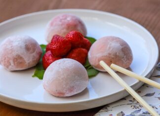 Uzak Doğu’nun en dikkat çekici tatlılarından biri olan Mochi, son yıllarda yalnızca Japonya’da değil dünya genelinde trend haline gelen tatlı çeşitleri arasında gösteriliyor. Yapımında kullanılan pirinç bazlı dokusu sayesinde hem yumuşak hem de esnek bir form sunan mochi, özellikle sosyal medya platformlarında sıkça karşımıza çıkmasıyla merak uyandırıyor. Tatlının hem geleneksel hem de modern şekilde yorumlanabilmesi, onu farklı kültürlere kolayca uyarlanabilir hale getiriyor. Konulu bir haber görseli.