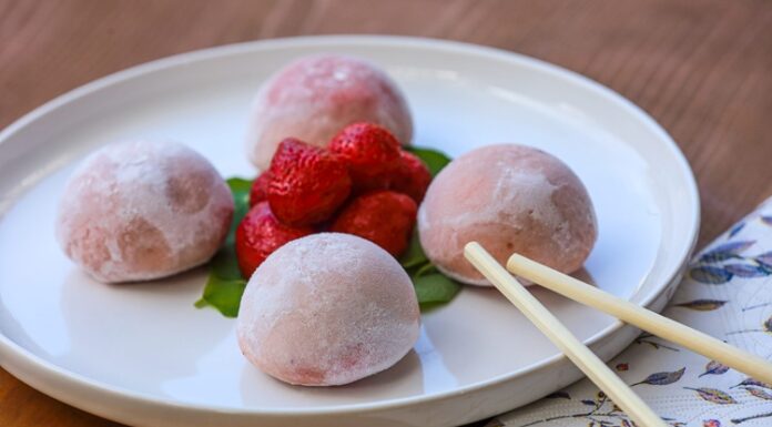 Geleneksel Japon Tatlısı Mochi Dünyada Popülerliğini Artırıyor Uzak Doğu’nun en dikkat çekici tatlılarından biri olan Mochi, son yıllarda yalnızca Japonya’da değil dünya genelinde trend haline gelen tatlı çeşitleri arasında gösteriliyor. Yapımında kullanılan pirinç bazlı dokusu sayesinde hem yumuşak hem de esnek bir form sunan mochi, özellikle sosyal medya platformlarında sıkça karşımıza çıkmasıyla merak uyandırıyor. Tatlının hem geleneksel hem de modern şekilde yorumlanabilmesi, onu farklı kültürlere kolayca uyarlanabilir hale getiriyor. Konulu bir haber görseli.