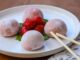 Geleneksel Japon Tatlısı Mochi Dünyada Popülerliğini Artırıyor Uzak Doğu’nun en dikkat çekici tatlılarından biri olan Mochi, son yıllarda yalnızca Japonya’da değil dünya genelinde trend haline gelen tatlı çeşitleri arasında gösteriliyor. Yapımında kullanılan pirinç bazlı dokusu sayesinde hem yumuşak hem de esnek bir form sunan mochi, özellikle sosyal medya platformlarında sıkça karşımıza çıkmasıyla merak uyandırıyor. Tatlının hem geleneksel hem de modern şekilde yorumlanabilmesi, onu farklı kültürlere kolayca uyarlanabilir hale getiriyor. Konulu bir haber görseli.