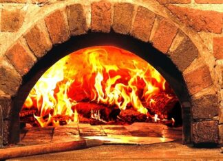 Anadolu mutfağının vazgeçilmez unsurlarından biri olan Taş Fırın, yalnızca bir pişirme aracı değil, yüzyıllardır süregelen bir kültürün taşıyıcısıdır. Ateşle taşın uyumundan doğan bu yöntem, ekmekten pideye, et yemeklerinden hamur işlerine kadar pek çok lezzetin karakterini belirler. Modern fırın teknolojileri gelişmiş olsa da Taş Fırın, verdiği aroma ve doku sayesinde hâlâ ayrıcalıklı bir yere sahiptir. Konulu bir haber görseli.