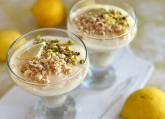 Türkiye’nin en köklü tatlılarından biri olan muhallebi, sade lezzeti, hafif dokusu ve kültürel geçmişiyle yeniden popülerliğini artırıyor. Özellikle son dönemde doğal malzemelerle yapılan tatlılara artan ilgi, muhallebinin yeniden gündeme gelmesine neden oluyor. Evlerde sıkça yapılan bu tatlı aynı zamanda restoran menülerinde de modern sunumlarıyla daha çok dikkat çekmeye başladı. Yüzlerce yıllık bir tarif olmasına rağmen, her dönemin damak zevkine uyarlanabilir olması onun en büyük avantajlarından biri olarak görülüyor. Konulu bir haber görseli.