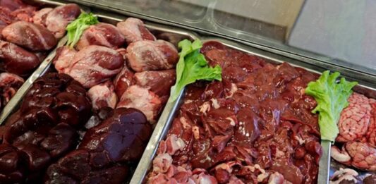 Gelenekten Günümüze Uzanan Sofraların Cesur Yüzü Sakatat Kültürü Sakatat kültürü, mutfak tarihinin en eski ve en karakteristik alanlarından birini temsil eder. Hayvanın yalnızca etinin değil, neredeyse her parçasının değerlendirilmesine dayanan bu anlayış, hem ekonomik hem de kültürel bir birikimin sonucudur. Sakatat kültürü, kıtlık dönemlerinden bolluk zamanlarına kadar farklı koşullarda şekillenmiş, toplumların hayatta kalma refleksiyle damak zevkini birleştiren güçlü bir mutfak pratiği olarak varlığını sürdürmüştür. Konulu bir haber görseli.