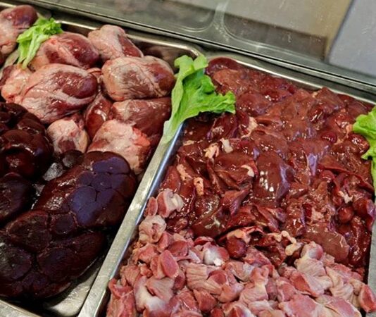 Sakatat kültürü, mutfak tarihinin en eski ve en karakteristik alanlarından birini temsil eder. Hayvanın yalnızca etinin değil, neredeyse her parçasının değerlendirilmesine dayanan bu anlayış, hem ekonomik hem de kültürel bir birikimin sonucudur. Sakatat kültürü, kıtlık dönemlerinden bolluk zamanlarına kadar farklı koşullarda şekillenmiş, toplumların hayatta kalma refleksiyle damak zevkini birleştiren güçlü bir mutfak pratiği olarak varlığını sürdürmüştür. Konulu bir haber görseli.