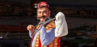 Türkiye’nin gastronomi mirası içinde kendine özgü yapısı, üretim tekniği ve kültürel arka planıyla öne çıkan Maraş dondurması, yalnızca bir tatlı değil aynı zamanda köklü bir geleneğin günümüze taşınmış hâli olarak kabul ediliyor. Özellikle yaz aylarında yoğun ilgi gören bu eşsiz lezzet, dayanıklı yapısı, bıçakla kesilebilen kıvamı ve kendine has aromasıyla klasik dondurmalardan ayrılıyor. Kahramanmaraş ile özdeşleşen bu ürün, bugün hem yerel ekonominin hem de Türkiye’nin tanıtım yüzlerinden biri hâline gelmiş durumda. Konulu bir haber görseli.