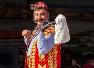 Türkiye’nin gastronomi mirası içinde kendine özgü yapısı, üretim tekniği ve kültürel arka planıyla öne çıkan Maraş dondurması, yalnızca bir tatlı değil aynı zamanda köklü bir geleneğin günümüze taşınmış hâli olarak kabul ediliyor. Özellikle yaz aylarında yoğun ilgi gören bu eşsiz lezzet, dayanıklı yapısı, bıçakla kesilebilen kıvamı ve kendine has aromasıyla klasik dondurmalardan ayrılıyor. Kahramanmaraş ile özdeşleşen bu ürün, bugün hem yerel ekonominin hem de Türkiye’nin tanıtım yüzlerinden biri hâline gelmiş durumda. Konulu bir haber görseli.