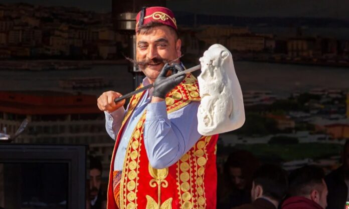 Türkiye’nin gastronomi mirası içinde kendine özgü yapısı, üretim tekniği ve kültürel arka planıyla öne çıkan Maraş dondurması, yalnızca bir tatlı değil aynı zamanda köklü bir geleneğin günümüze taşınmış hâli olarak kabul ediliyor. Özellikle yaz aylarında yoğun ilgi gören bu eşsiz lezzet, dayanıklı yapısı, bıçakla kesilebilen kıvamı ve kendine has aromasıyla klasik dondurmalardan ayrılıyor. Kahramanmaraş ile özdeşleşen bu ürün, bugün hem yerel ekonominin hem de Türkiye’nin tanıtım yüzlerinden biri hâline gelmiş durumda. Konulu bir haber görseli.