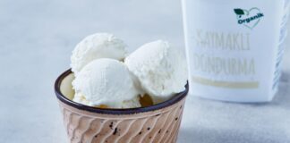 Türk mutfağının köklü tatlı geleneği içinde özel bir yere sahip olan kaymaklı dondurma, geçmişten günümüze uzanan lezzetiyle hem yerel hem de modern sofralarda kendine sağlam bir yer edinmiştir. Süt ve kaymağın yoğun aromasıyla hazırlanan bu dondurma türü, sade yapısına rağmen güçlü bir tat profili sunar. Özellikle doğal ve katkısız tatlı arayışında olanların tercihi hâline gelen kaymaklı dondurma, damakta bıraktığı kalıcı lezzetle dikkat çeker. Konulu bir haber görseli.