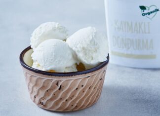 Türk mutfağının köklü tatlı geleneği içinde özel bir yere sahip olan kaymaklı dondurma, geçmişten günümüze uzanan lezzetiyle hem yerel hem de modern sofralarda kendine sağlam bir yer edinmiştir. Süt ve kaymağın yoğun aromasıyla hazırlanan bu dondurma türü, sade yapısına rağmen güçlü bir tat profili sunar. Özellikle doğal ve katkısız tatlı arayışında olanların tercihi hâline gelen kaymaklı dondurma, damakta bıraktığı kalıcı lezzetle dikkat çeker. Konulu bir haber görseli.