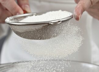 Anadolu mutfağının temel taşlarından biri olan un eleme ve yufka açma, yalnızca bir yemek hazırlığı değil, kuşaktan kuşağa aktarılan güçlü bir kültürel pratiktir. Köy evlerinin avlularında, geniş sofraların kurulduğu günlerde başlayan bu süreç; emeğin, sabrın ve paylaşmanın somut bir yansımasıdır. Unun elenmesiyle başlayan yolculuk, incecik açılan yufkaların sac üzerinde pişirilmesiyle tamamlanır ve ortaya sadece bir yiyecek değil, bir yaşam biçimi çıkar. Konulu bir haber görseli.