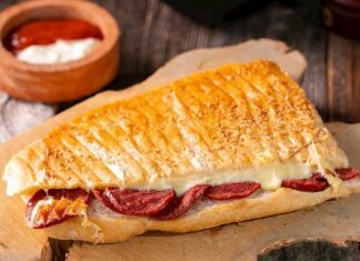 Üniversite hayatı, gençler için yalnızca akademik bir yolculuk değil; aynı zamanda sorumluluk almayı, bütçe yönetimini ve birlikte yaşamayı öğrenme sürecidir. Bu sürecin en belirgin alanlarından biri mutfaktır. öğrenci ev yemekleri, hem ekonomik koşulların zorlayıcı etkisine karşı bir çözüm hem de sosyal bağları güçlendiren bir alışkanlık olarak öne çıkar. Kısıtlı bütçelerle hazırlanan bu yemekler, gençlerin yaratıcılığını ve dayanışma ruhunu yansıtırken, aynı zamanda ev sıcaklığını da hissettirir. Konulu bir haber görseli.