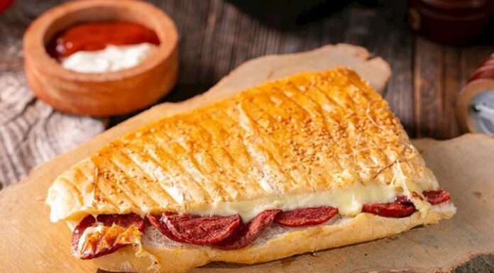 Üniversite hayatı, gençler için yalnızca akademik bir yolculuk değil; aynı zamanda sorumluluk almayı, bütçe yönetimini ve birlikte yaşamayı öğrenme sürecidir. Bu sürecin en belirgin alanlarından biri mutfaktır. öğrenci ev yemekleri, hem ekonomik koşulların zorlayıcı etkisine karşı bir çözüm hem de sosyal bağları güçlendiren bir alışkanlık olarak öne çıkar. Kısıtlı bütçelerle hazırlanan bu yemekler, gençlerin yaratıcılığını ve dayanışma ruhunu yansıtırken, aynı zamanda ev sıcaklığını da hissettirir. Konulu bir haber görseli.