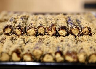 Karadeniz’in bereketli topraklarında yetişen fındığın ünü artık sadece çikolata ve tatlılarda değil, geleneksel lezzetlerde de kendini göstermeye devam ediyor. Özellikle Giresun fındıklı pestil sarma, son yıllarda hem yerel halkın hem de gastronomi tutkunlarının dikkatini çeken özel tatlar arasında yer alıyor. Doğal meyve pestilinin ince bir yaprak gibi hazırlanıp içine iri kıyım fındıkların doldurulmasıyla elde edilen bu tatlı, hem besleyici hem de oldukça hafif bir seçenek sunuyor. Üstelik bu lezzet, Giresun’un kültürel mirasını yansıtan en özel ürünlerden biri olarak öne çıkıyor. Tatlı severlerin yoğun ilgisi ise Giresun fındıklı pestil sarma üretiminin yaygınlaşmasına ve Türkiye genelinde daha fazla bilinirlik kazanmasına katkı sağlıyor. Konulu bir haber görseli.