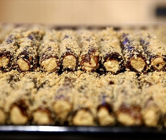 Karadeniz’in bereketli topraklarında yetişen fındığın ünü artık sadece çikolata ve tatlılarda değil, geleneksel lezzetlerde de kendini göstermeye devam ediyor. Özellikle Giresun fındıklı pestil sarma, son yıllarda hem yerel halkın hem de gastronomi tutkunlarının dikkatini çeken özel tatlar arasında yer alıyor. Doğal meyve pestilinin ince bir yaprak gibi hazırlanıp içine iri kıyım fındıkların doldurulmasıyla elde edilen bu tatlı, hem besleyici hem de oldukça hafif bir seçenek sunuyor. Üstelik bu lezzet, Giresun’un kültürel mirasını yansıtan en özel ürünlerden biri olarak öne çıkıyor. Tatlı severlerin yoğun ilgisi ise Giresun fındıklı pestil sarma üretiminin yaygınlaşmasına ve Türkiye genelinde daha fazla bilinirlik kazanmasına katkı sağlıyor. Konulu bir haber görseli.