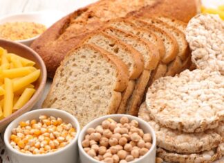 Son yıllarda beslenme dünyasında dikkat çeken değişimlerden biri de glutensiz yemek anlayışının giderek daha fazla konuşulması oluyor. Önceleri yalnızca belirli sağlık sorunlarıyla ilişkilendirilen glutensiz beslenme, günümüzde daha geniş bir kitle tarafından tercih edilmeye başlanmış durumda. İnsanlar artık yalnızca ne yediklerini değil, tükettikleri gıdaların içeriklerini ve vücutları üzerindeki etkilerini daha fazla sorguluyor. Bu sorgulama süreci, glutensiz mutfağı modern beslenme trendlerinin merkezine taşıyor. Konulu bir haber görseli.