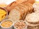 Son yıllarda beslenme dünyasında dikkat çeken değişimlerden biri de glutensiz yemek anlayışının giderek daha fazla konuşulması oluyor. Önceleri yalnızca belirli sağlık sorunlarıyla ilişkilendirilen glutensiz beslenme, günümüzde daha geniş bir kitle tarafından tercih edilmeye başlanmış durumda. İnsanlar artık yalnızca ne yediklerini değil, tükettikleri gıdaların içeriklerini ve vücutları üzerindeki etkilerini daha fazla sorguluyor. Bu sorgulama süreci, glutensiz mutfağı modern beslenme trendlerinin merkezine taşıyor. Konulu bir haber görseli.