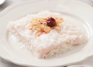 Güllaç, Türk mutfağının en zarif ve hafif tatlılarından biri olarak bilinir ve özellikle Ramazan aylarının vazgeçilmez lezzetleri arasında yer alır. Ancak son yıllarda yalnızca Ramazan’da değil, yılın her döneminde tüketilen bir tatlı kimliğine bürünmesiyle yeniden gündeme geliyor. Hem hafifliği hem de sunduğu ferah tat sebebiyle restoranların ve ev mutfaklarının popüler seçeneklerinden biri haline gelen güllaç, geleneksel köklerinden kopmadan modern sunumlarla daha geniş bir kitleye hitap etmeye başladı. Üstelik tatlının hazırlanışındaki sadelik, onu mutfakta pratik lezzet arayanların da favorisinden biri yapmakta. Konulu bir haber görseli.