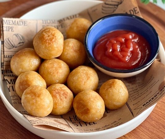 Aperatif kültürü, modern yaşamın hızına uyum sağlayan ama aynı zamanda geleneksel yeme alışkanlıklarıyla da bağını koparmayan özel bir beslenme pratiğini ifade eder. Ana öğünlerin dışında tüketilen küçük porsiyonlu yiyecekler olarak tanımlanan aperatifler, günümüzde yalnızca açlığı bastıran atıştırmalıklar değil, sosyal etkileşimin ve paylaşımın da önemli bir parçası haline gelmiştir. Aperatif kültürü, bireysel tüketim alışkanlıkları kadar toplumsal sofra anlayışını da şekillendiren dinamik bir yapıya sahiptir.