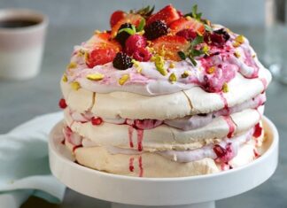 Dünya mutfaklarının son yıllarda en çok konuşulan tatlılarından biri haline gelen Pavlova, hafif yapısı ve zarif görünümü sayesinde geniş kitlelere ulaşmayı başarıyor. Yapımında kullanılan yumurta beyazı ve şekerin ortaya çıkardığı ince kıtır yapı, tatlının kendine özgü dokusunu oluştururken, üzerine eklenen taze meyveler Pavlova’ya hem lezzet hem de görsel zenginlik katıyor. Özellikle yaz aylarında tercih edilen ferahlatıcı etkisiyle ön plana çıkan bu tatlı, günümüzde restoran menülerinin vazgeçilmezleri arasında yer alıyor. Konulu bir haber görseli.