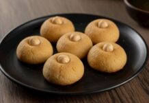 Türk mutfağı, yıllardır süre gelen tatlı geleneğini en özgün şekilde yansıtan pek çok tarifle dolu. Bu tariflerden biri de görünümüyle bile ayrı bir merak uyandıran hanım göbeği tatlısı. Şerbetli tatlılar arasında özel bir yere sahip olan bu tatlı, hem hafif yapısıyla hem de geleneksel malzemeleriyle sofralarda yer bulmaya devam ediyor. Anadolu’nun birçok şehrinde özellikle bayramlarda, özel günlerde ve misafir sunumlarında tercih edilen hanım göbeği tatlısı, günümüzde evlerde daha pratik yöntemlerle uygulanabilir hale geldi. Konulu bir haber görseli.