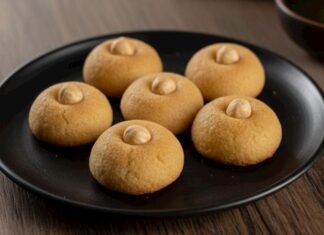 Türk mutfağı, yıllardır süre gelen tatlı geleneğini en özgün şekilde yansıtan pek çok tarifle dolu. Bu tariflerden biri de görünümüyle bile ayrı bir merak uyandıran hanım göbeği tatlısı. Şerbetli tatlılar arasında özel bir yere sahip olan bu tatlı, hem hafif yapısıyla hem de geleneksel malzemeleriyle sofralarda yer bulmaya devam ediyor. Anadolu’nun birçok şehrinde özellikle bayramlarda, özel günlerde ve misafir sunumlarında tercih edilen hanım göbeği tatlısı, günümüzde evlerde daha pratik yöntemlerle uygulanabilir hale geldi. Konulu bir haber görseli.