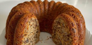 Son dönemlerde ev yapımı tariflerin popülerleşmesiyle birlikte havuçlu kek yeniden gündemde öne çıkan tatlılardan biri haline geldi. Özellikle hafif tatlar arayan, sebze ve tatlı dengesini seven kullanıcılar için ideal bir alternatif sunan bu kek, hem pratik hazırlanması hem de besleyici içeriği sayesinde tercih ediliyor. Geleneksel tariflerle modern dokunuşları bir araya getiren havuçlu kek, ev mutfaklarında olduğu kadar pastanelerde de daha sık görülmeye başladı. Sosyal medyada paylaşılan videolar ve tarif içerikleri de bu tatlının popülerliğini artırarak geniş kitlelere ulaşmasını sağladı. Konulu bir haber görseli.