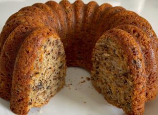 Son dönemlerde ev yapımı tariflerin popülerleşmesiyle birlikte havuçlu kek yeniden gündemde öne çıkan tatlılardan biri haline geldi. Özellikle hafif tatlar arayan, sebze ve tatlı dengesini seven kullanıcılar için ideal bir alternatif sunan bu kek, hem pratik hazırlanması hem de besleyici içeriği sayesinde tercih ediliyor. Geleneksel tariflerle modern dokunuşları bir araya getiren havuçlu kek, ev mutfaklarında olduğu kadar pastanelerde de daha sık görülmeye başladı. Sosyal medyada paylaşılan videolar ve tarif içerikleri de bu tatlının popülerliğini artırarak geniş kitlelere ulaşmasını sağladı. Konulu bir haber görseli.