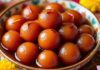 Hindistan’ın en sevilen tatlılarından biri olan Gulab Jamun, son yıllarda sadece Güney Asya’da değil dünya genelinde tatlı severlerin dikkatini çekmeye devam ediyor. Paylaşılan videolar, sokak lezzeti kültürü ve uluslararası restoran zincirlerinin menülerine eklemesi sayesinde gulab jamun, küresel gastronomide kendine daha fazla yer edinmeye başladı. Geleneksel hazırlama yöntemi, yoğun kıvamlı şerbeti ve kendine özgü baharat aromalarıyla öne çıkan tatlı, şimdilerde Batı ülkelerinde bile aranan tatlar arasına girdi. Konulu bir haber görseli.
