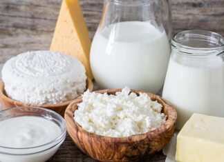 Histamin, vücutta bağışıklık ve sindirim sistemi üzerinde önemli rol oynayan doğal bir bileşiktir. Ancak bazı bireylerde histamin intoleransı veya fazla histamin alımı, baş ağrısı, sindirim sorunları, kaşıntı ve kızarıklık gibi belirtilere yol açabilir. Histamin düşük diyet, bu tür reaksiyonları önlemeye ve yaşam kalitesini artırmaya yönelik etkili bir beslenme yaklaşımıdır. Bu diyet, histamin içeriği yüksek gıdaların sınırlandırılmasını ve güvenli alternatiflerin önceliklendirilmesini hedefler. Konulu bir haber görseli.