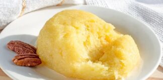 Anadolu’nun en köklü sütlü tatlılarından biri olan höşmerim, son yıllarda gastronomi dünyasında yeniden yükselişe geçti. Hem hafif hem de aromatik yapısıyla dikkat çeken tatlı, özellikle Balıkesir ve çevresinde yüzyıllardır yapılan en değerli yöresel lezzetler arasında yer alıyor. Sade görünümünün ardında güçlü bir gelenek barındıran höşmerim, bugün sadece yerel pazarlarda değil, ulusal restoran menülerinde de kendine yer buluyor. Tatlının tekrar gündeme taşınmasındaki en önemli etkenlerden biri, doğal içerikli ürünlere artan ilgi ve geleneksel mutfak kültürünün yeniden değer kazanması olarak gösteriliyor. Konulu bir haber görseli.