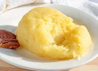 Anadolu’nun en köklü sütlü tatlılarından biri olan höşmerim, son yıllarda gastronomi dünyasında yeniden yükselişe geçti. Hem hafif hem de aromatik yapısıyla dikkat çeken tatlı, özellikle Balıkesir ve çevresinde yüzyıllardır yapılan en değerli yöresel lezzetler arasında yer alıyor. Sade görünümünün ardında güçlü bir gelenek barındıran höşmerim, bugün sadece yerel pazarlarda değil, ulusal restoran menülerinde de kendine yer buluyor. Tatlının tekrar gündeme taşınmasındaki en önemli etkenlerden biri, doğal içerikli ürünlere artan ilgi ve geleneksel mutfak kültürünün yeniden değer kazanması olarak gösteriliyor. Konulu bir haber görseli.