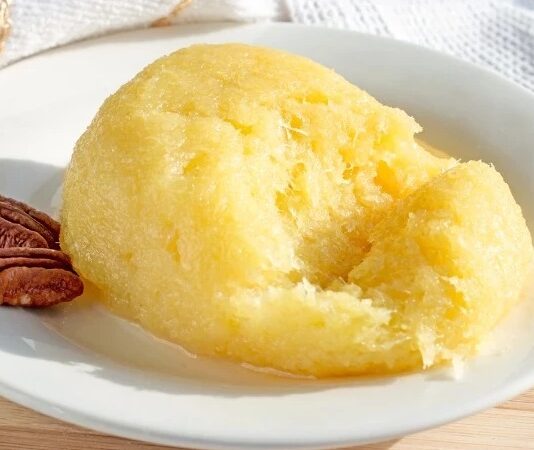 Höşmerim Anadolu’nun Asırlık Tatlısı Yeniden İlgi Odağı Oldu Anadolu’nun en köklü sütlü tatlılarından biri olan höşmerim, son yıllarda gastronomi dünyasında yeniden yükselişe geçti. Hem hafif hem de aromatik yapısıyla dikkat çeken tatlı, özellikle Balıkesir ve çevresinde yüzyıllardır yapılan en değerli yöresel lezzetler arasında yer alıyor. Sade görünümünün ardında güçlü bir gelenek barındıran höşmerim, bugün sadece yerel pazarlarda değil, ulusal restoran menülerinde de kendine yer buluyor. Tatlının tekrar gündeme taşınmasındaki en önemli etkenlerden biri, doğal içerikli ürünlere artan ilgi ve geleneksel mutfak kültürünün yeniden değer kazanması olarak gösteriliyor. Konulu bir haber görseli.